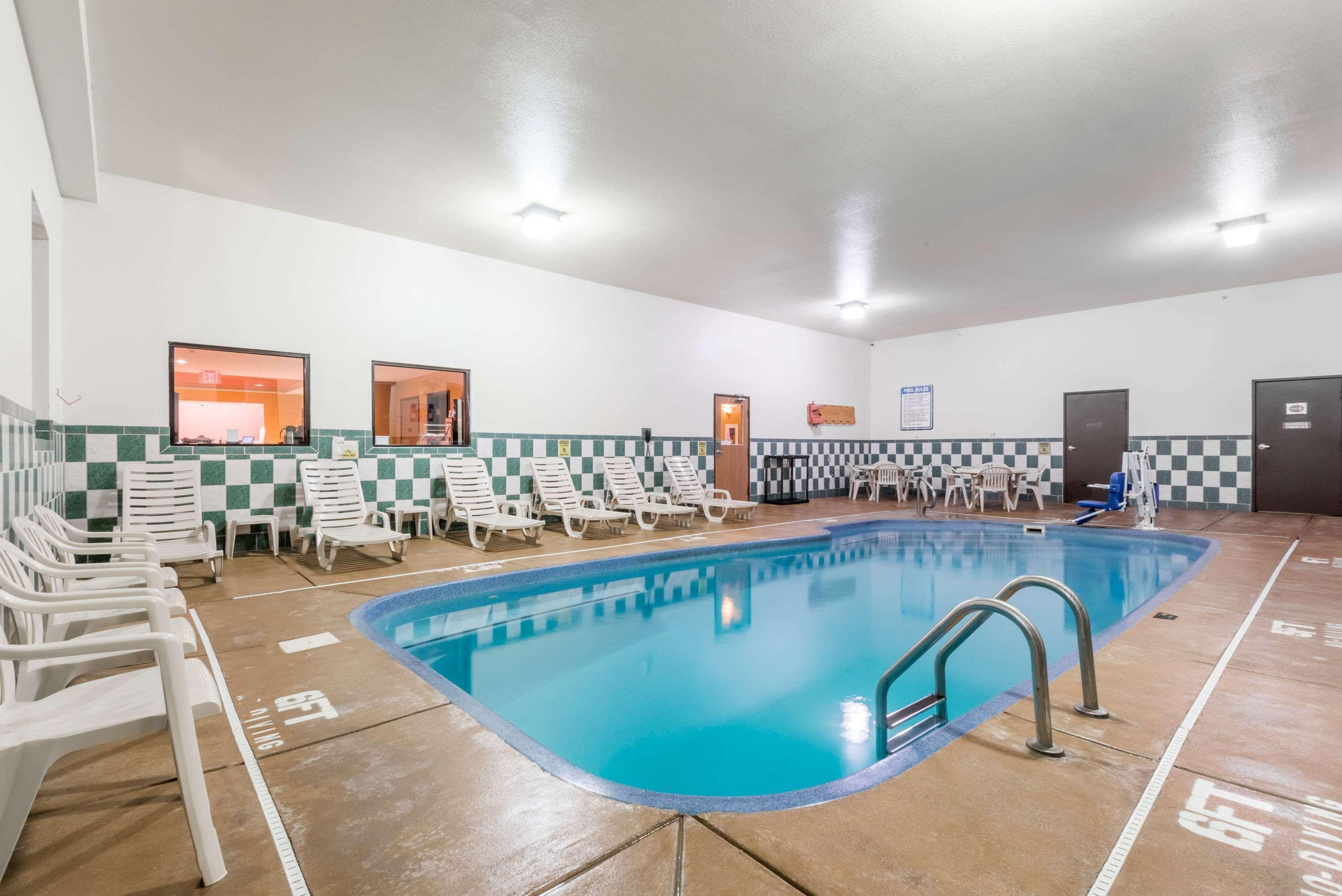 Super 8 By Wyndham Cloverdale In Extérieur photo